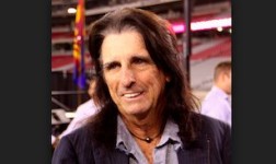 Alice Cooper, znani težkometalni glasbenik, pogovor in pričevanje