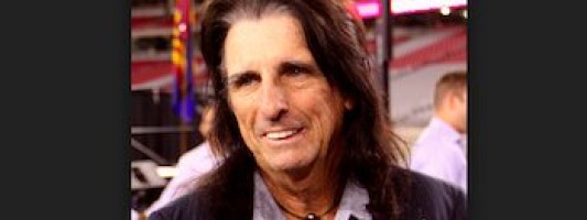 Alice Cooper, znani težkometalni glasbenik, pogovor in pričevanje